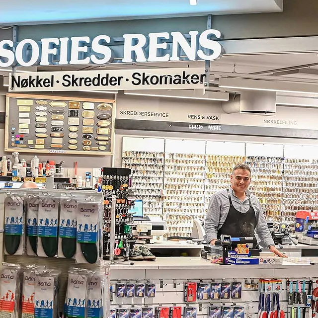 Inngang til Sofies Rens, en butikk som tilbyr nøkkelservice, skreddertjenester og skomakertjenester.